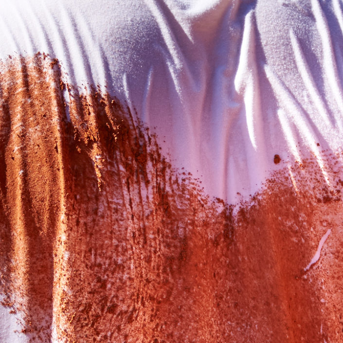 Sand auf dem T-Shirt-Rücken eines Tennisspielers