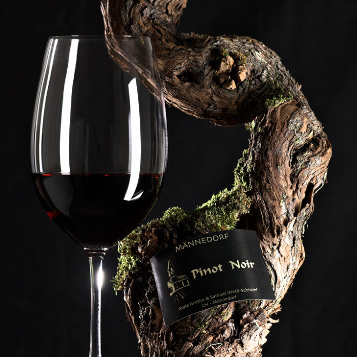 Pinot Noir von Weinbau Wetli mit Rebstock und Weinglas