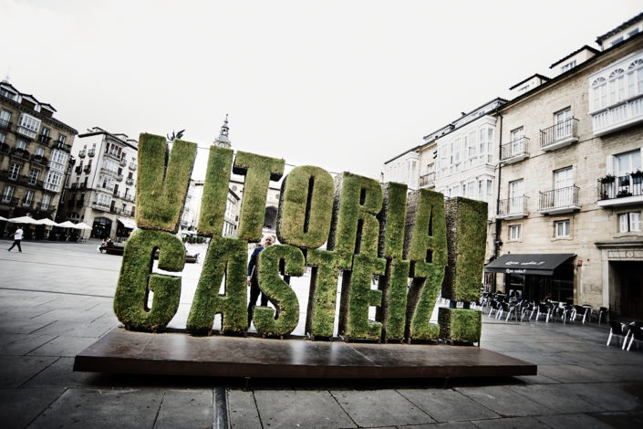 Javier de Galarreta von Araex hinter einem Schriftzug in der Altstadt von Vitoria