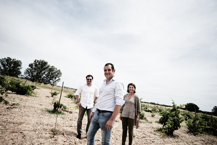 Belén Sanz und Ivan Sanz und Raúl Herreras de la Lama im Rebberg von Dehesa de los Canónigos