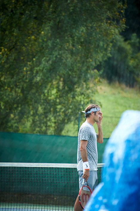 Roger Federer schaut zum Sparringpartner