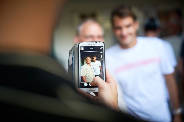 Roger Federer wird mit einem Handy fotografiert