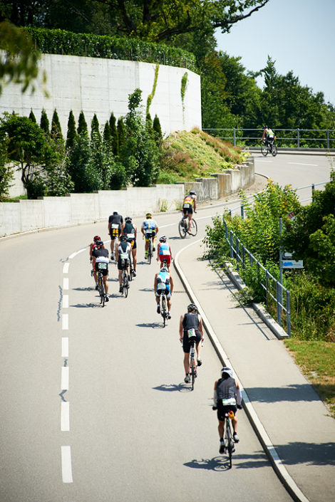 Triathleten auf dem Rad im steilen Anstieg