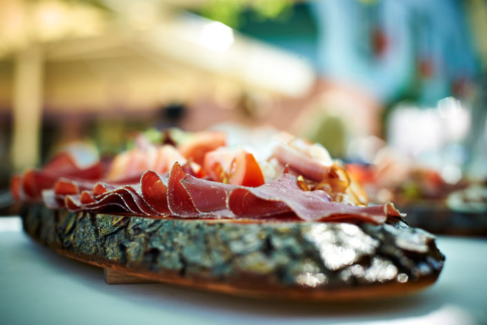 Bündnerfleisch auf Holzplatte