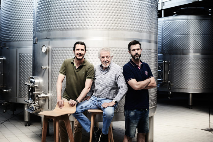 Mariano García und Eduardo García und Alberto García vor den Stahltanks der Bodegas Mauro