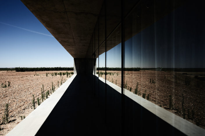 Die Umgebung spiegelt sich an einer grossen Fensterfront der Finca Montepedroso