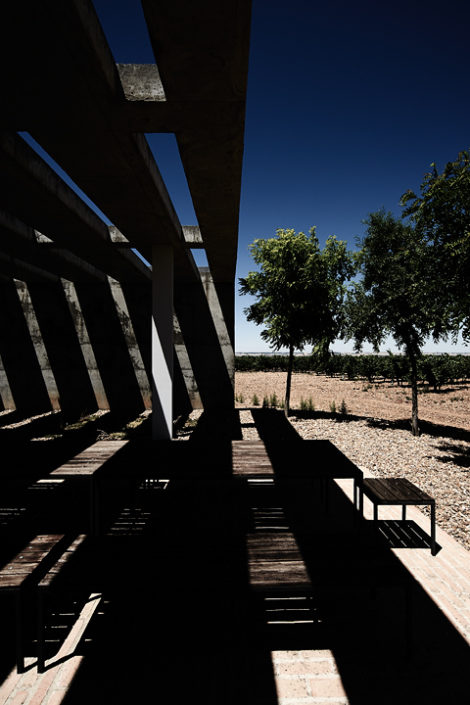 Betonbalken spenden Schatten vor der Finca Montepedroso