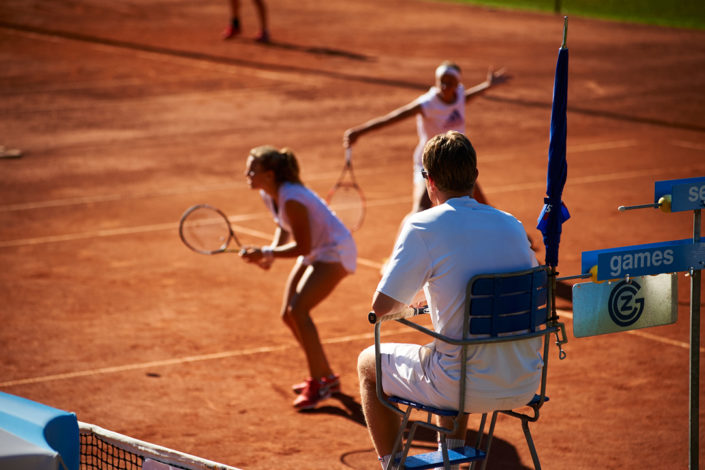 Der Trainer beobachtet die Spielerinnen vom Schiedsrichterstuhl aus