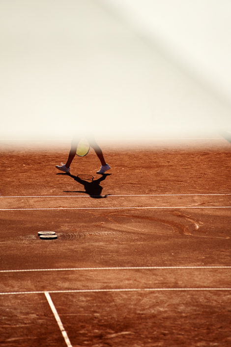 Eine Tennisspielerin läuft über den Platz