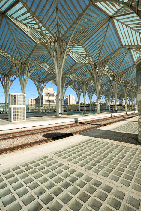 Das Perrondach vom Bahnhof Oriente in Lissabon