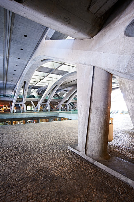 Eine Halle im Bahnhof Oriente von Lissabon