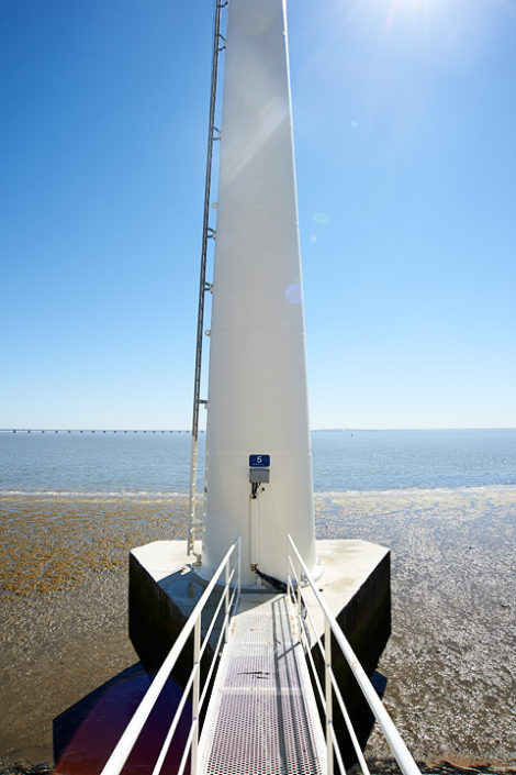 Ein Mast der Gondelbahn auf dem Gelände der Weltausstellung von Lissabon