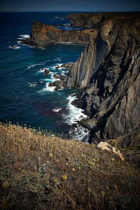 Blick von oben auf die Felsenküste