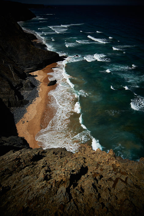 Blick von hoch oben auf einen kleinen Strand