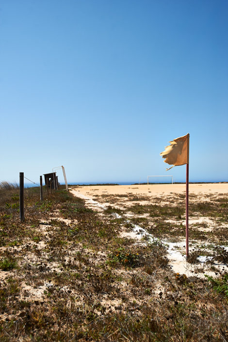 Eine Eckfahne vom verlassenen Fussballplatz am Meer