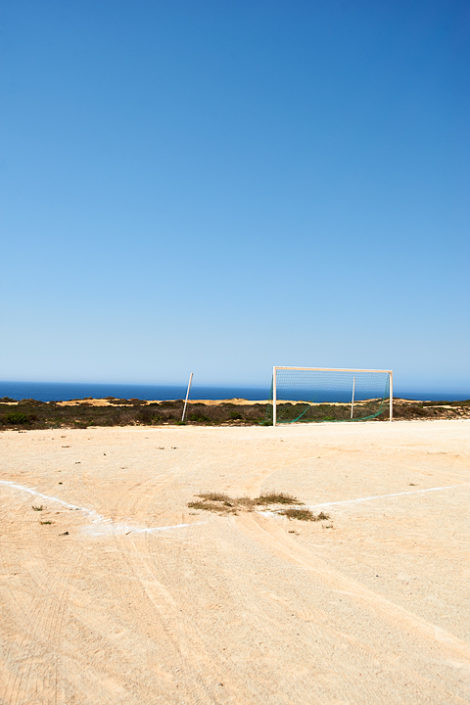 Ein verlassener Fussballplatz am Meer