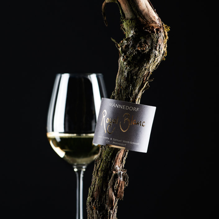 Royal Blanc von Weinbau Wetli mit Rebstock und Weinglas