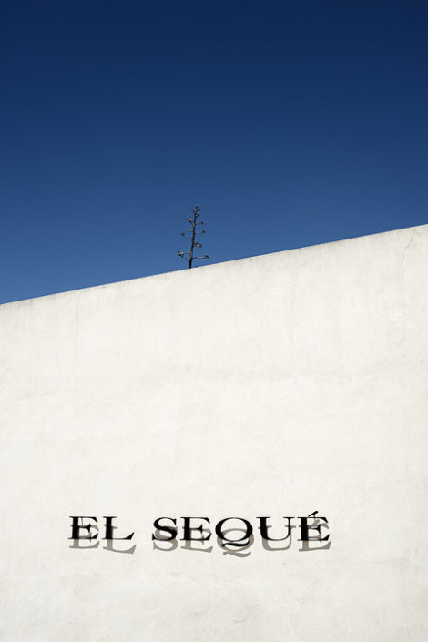 Aussenmauer mit Schriftzug der Bodegas y Viñedos el Sequé