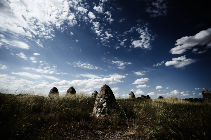 Die Kamine vom Natursteinkeller von Cillar de Silos dienen als natürliche Klimaanlage
