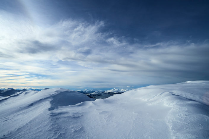 Blick vom Gipfel auf die weit entfernten Fjordgipfel