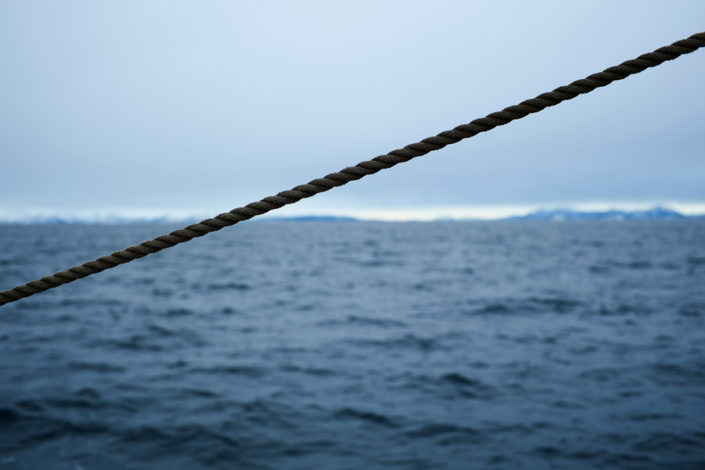 Ein Seil im Vordergrund und die Küste im Hintergrund