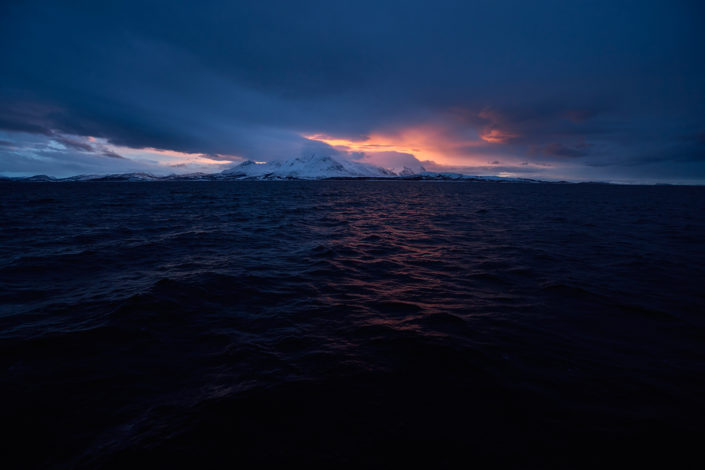 Das Fjordufer in dramatischer Wolkenstimmung