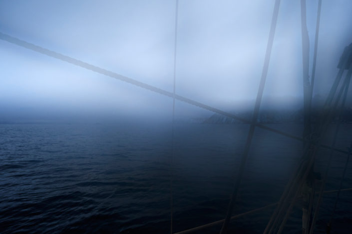 Blick durch kondensierte Kameralinse auf das Meer hinaus