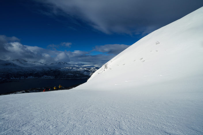Die Skitourengruppe kommt vom steilen ins flache Gelände
