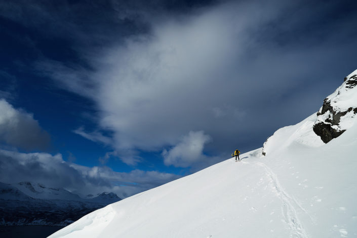 Skitourengänger beim Traversieren eines Hanges