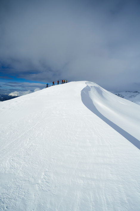 Skitourengruppe kurz vor dem Gipfel