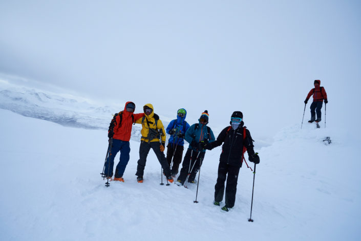 Gruppenfoto auf dem Gipfel im Schneesturm