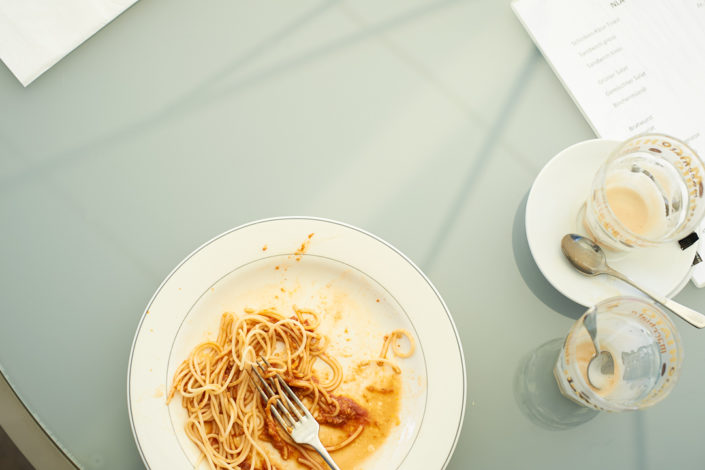 Spaghettiteller auf einem Glastisch