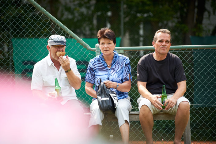 Zuschauer beim Essen und Trinken