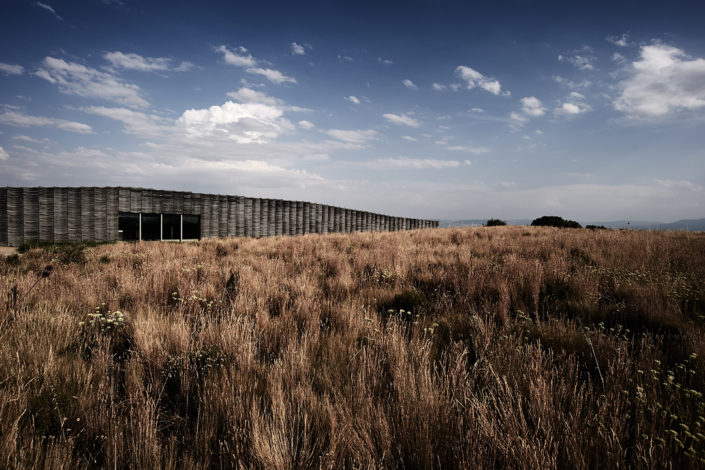 Holzfassade der Bodega von Telmo Rodríguez