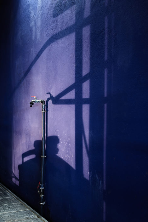 Ein Wasserhahn im Stahltankraum der Bodegas Vetus