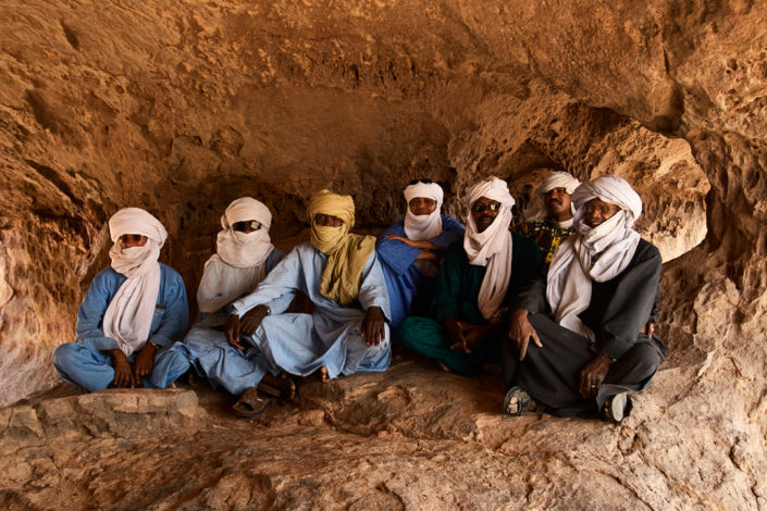 Gruppenfoto mit Touaregs in einer Felsnische
