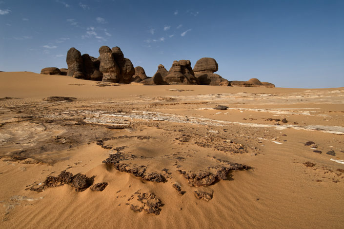 Verschiedene Gesteinsarten auf dem Wüstensand