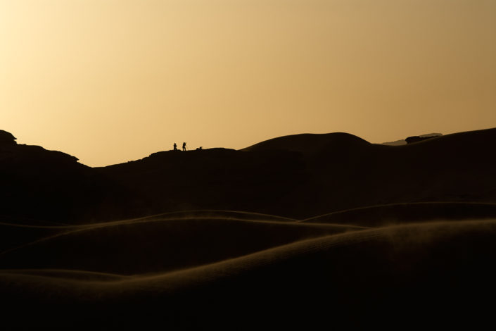 Fotografen hoch oben auf einer Sanddüne im letzten Abendlicht