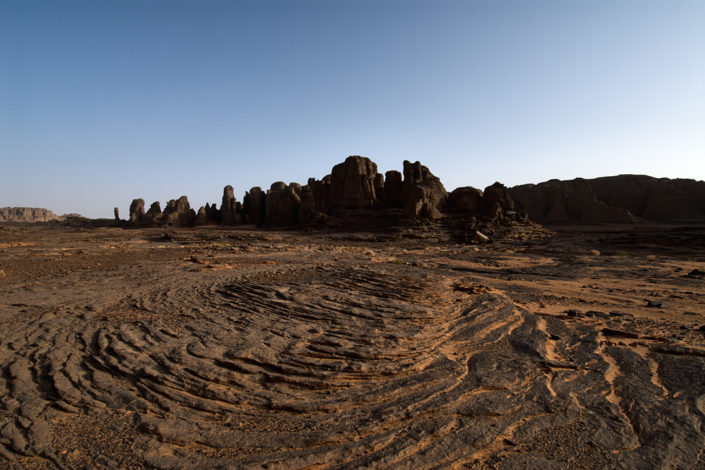 Wüstenboden mit gefalteten Steinlagen
