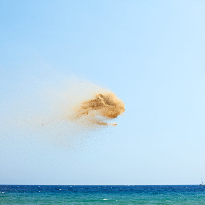 Ein Sandbausch fliegt durch die Luft