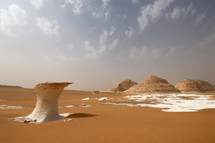 Weisse Felsformationen ragen aus dem Sand