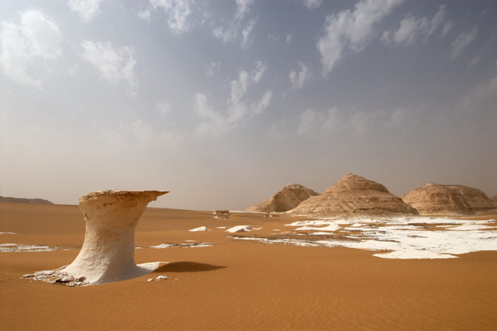 Weisse Felsformationen ragen aus dem Sand