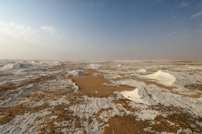 Eine weite Sand- und Kreideebene mit unendlichem Horizont