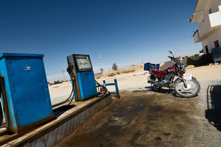 Tankstelle mit parkiertem Motorrad