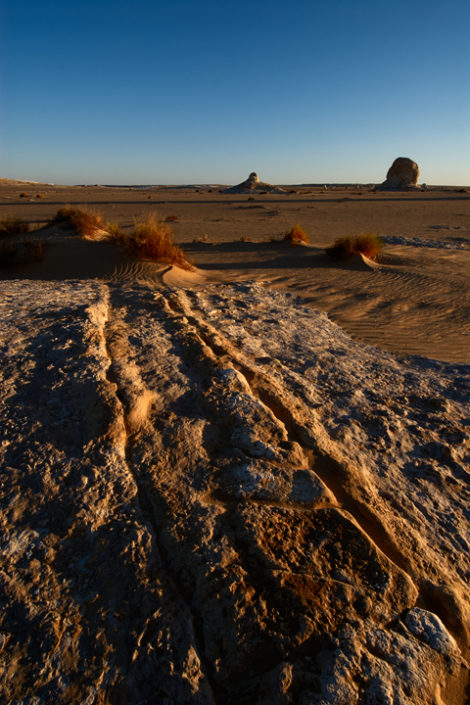 Die ersten Sonnenstrahlen werden lange Schatten von den Felstürmen