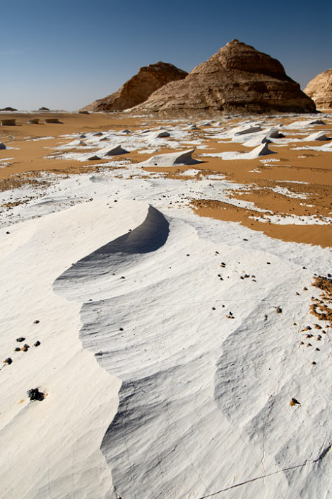 Weisse Felsformationen ragen aus dem Sandboden