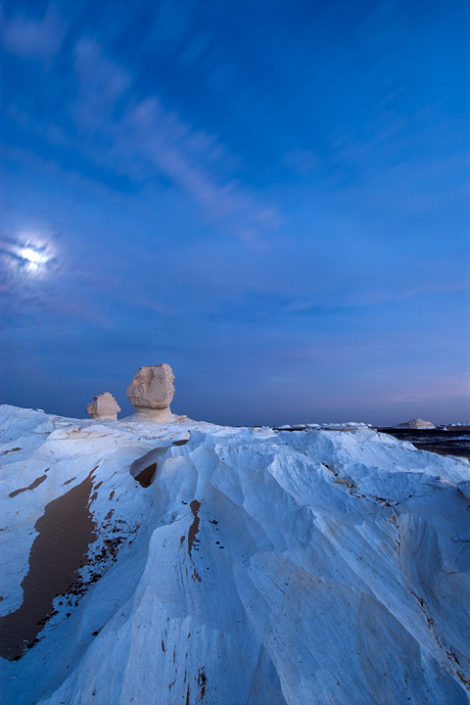 Das Mondlicht lässt den weissen Felsen blau erscheinen