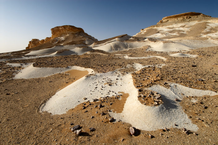 Wüstenboden aus Sand und weissen Steinen