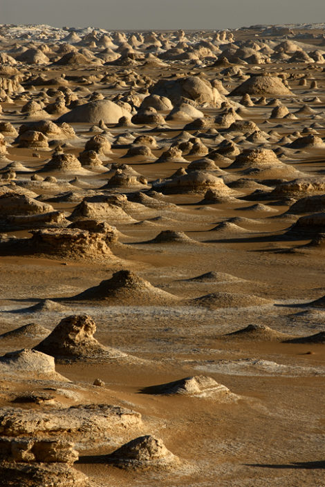 Viele halbrunde Felsen ragen aus dem Wüstensand
