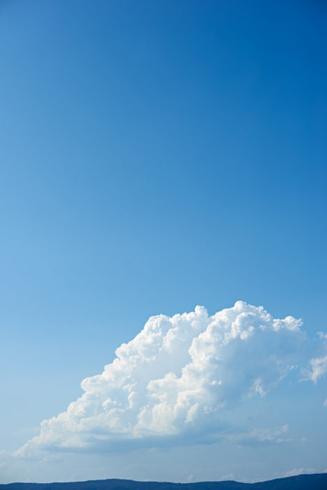 Grosse Wolke im blauen Himmel